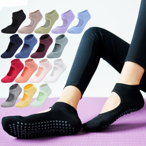 Chaussettes courtes légères pour femmes, design sans talon avec grip en silicone sur toute la semelle, idéales pour le yoga, le pilates et la danse - Product Image 2
