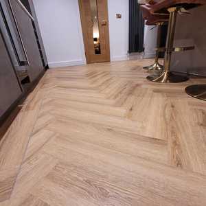 Plancher <span class=keywords><strong>flottant</strong></span> imperméable <span class=keywords><strong>en</strong></span> vinyle SPC de luxe, motif <span class=keywords><strong>chevron</strong></span>, 7 mm 8 mm, chêne blanc, système clic, revêtement de sol hybride <span class=keywords><strong>en</strong></span> plastique pour intérieur - Product Image 2