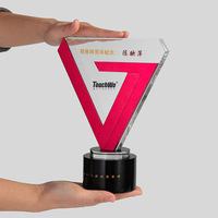 Trophée personnalisé en métal en forme de V avec lettrage et logo, incrusté de cristaux, pour récompense personnelle et commémoration