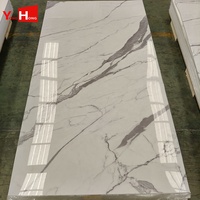Nouvelle conception de panneau mural en PVC marbré veiné or, haute brillance, panneau décoratif en pierre plastique pour la conception de villas de luxe