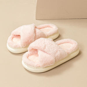 Pantuflas de felpa cómodas y suaves estilo niña, con tiras cruzadas y piel sintética ligera para uso doméstico femenino. - Product Image 6
