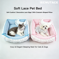 Canapé pour animaux de compagnie élégant avec décor en dentelle, coussin en forme de croissant, nid douillet en peluche, design nœud papillon pour petits chiens, lit de repos intérieur pour animaux de compagnie