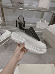 รองเท้าผ้าใบทรงสูง Alexander Unisex รุ่น Chunky Mc Platform แบบผูกเชือก สไตล์สตรีทแวร์ลำลอง รุ่น Queen - Product Image 2