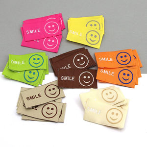 Etiquetas tejidas de satén de Damasco de alta densidad personalizadas Etiquetas de <span class=keywords><strong>cinta</strong></span> de seda de marca de Empresa de diseño de moda Etiquetas de <span class=keywords><strong>ropa</strong></span> al por mayor - Product Image 4