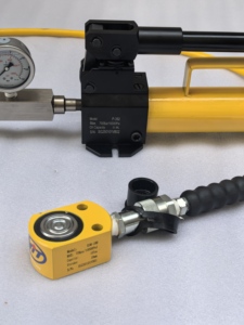 ENERPAC ปั๊มไฮดรอลิกมือโยกแบบเดี่ยวสองสปีด รุ่น VP-392 ความดัน 700 บาร์ ความจุน้ำมัน 900 ซีซี ปั๊มพลังงานไฮดรอลิกแบบพกพา - Product Image 3