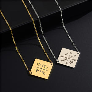 Collier à pendentif rectangulaire personnalisable en acier inoxydable 316L plaqué or 18K PVD avec nom gravé Étiquettes de date Style tendance - Product Image 1