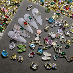 Nuevos Diseños de Decoración de Uñas de Moda 2025, Surtido de 50 Piezas/Paquete, Diamantes de Imitación, Aleación de Metal, Adornos para Uñas, Estilo Aleatorio, Venta al Por Mayor - Product Image 5