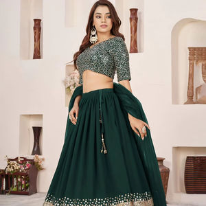 เลเฮนกาสีเขียวเข้มสไตล์โมเดิร์น ผ้าจอร์เจตเนื้อนุ่ม ตกแต่งขอบด้วยลูกไม้ปักเลื่อมสีเงินอย่างประณีต เพิ่มความสง่างามแบบราชวงศ์ ราคาขายส่ง - Product Image 1