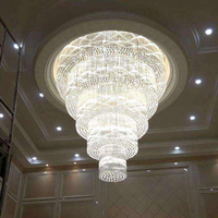 Lustre en cristal cylindrique violet sur plusieurs niveaux, de luxe et sur mesure, pour la décoration de hall d'hôtel et de plafonds hauts