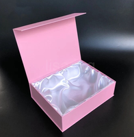 Boîtes cadeaux rigides en papier magnétique noir, rose et blanc personnalisées avec insert en tissu satiné champagne pour l'emballage de perruques et d'extensions de cheveux