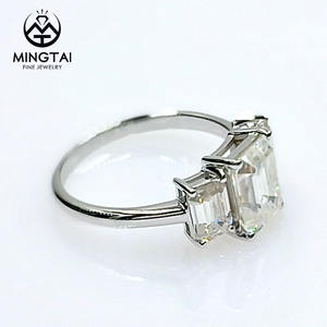 2.5ct Corte Esmeralda Moissanite <span class=keywords><strong>Cing</strong></span> Center 2mm Banda 14K Oro blanco sólido Anillos de boda de compromiso - Product Image 3