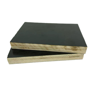Tablero de chapa de <span class=keywords><strong>melamina</strong></span> de madera contrachapada de alta calidad 4X8 18mm, película negra para dormitorios, villas, decoraciones E0, álamo y abedul - Product Image 5