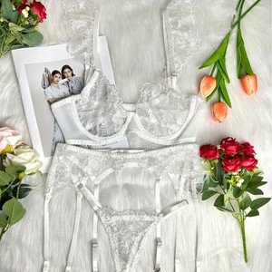 Nouvel ensemble de soutien-gorge push-up brodé 3 pièces de style russe avec broderie en dentelle et lingerie transparente - Product Image 1
