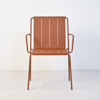 Fauteuil de jardin en PP avec dossier à lattes et accoudoirs en métal pour terrasse et restaurant - Vente en gros directe usine
