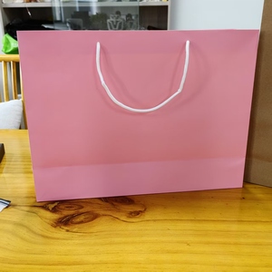 <span class=keywords><strong>Sac</strong></span> en papier kraft cadeau épais pour l'emballage de vêtements <span class=keywords><strong>Sac</strong></span> à provisions pour femmes Sacs à vêtements en papier kraft blanc - Product Image 2