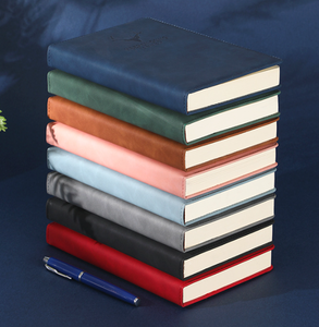 Journal intime personnalisé A5 en cuir PU avec couverture rigide et boucle pour stylo - Product Image 2