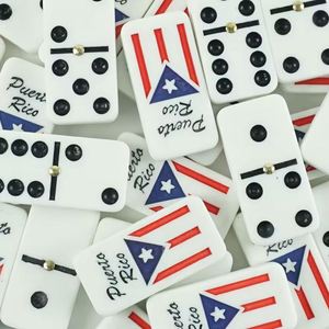 Juego de Dominó Doble Seis con Logotipo Personalizado, Bloques con la Bandera de Puerto Rico, Logotipo Grabado en la Parte Posterior, Caja de Madera para Jugar a Mesa - Product Image 4