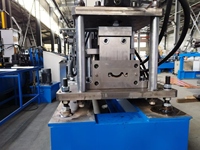 Machine de fabrication de portes à enroulement à faible entretien, système de remplacement rapide des pièces usées, presseur de panneaux de porte automatique durable