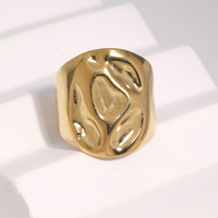 Europäisch-Amerikanischer Trendiger Punk-Stil Asymmetrischer Offener Breiter Ring mit Gehämmerter Textur und Goldplattierung, Nicht Verblassend