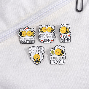 เข็มกลัดโลหะรูปผึ้งน่ารักพร้อมข้อความตลกๆ เข็มกลัดเคลือบเรื่องรัก - Product Image 3