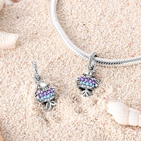 Charmes de pendentif de poisson de natation de mode argentée avec des parties de bijoux classiques de zircon plaqué argent