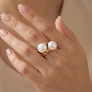 Anillo Retro Chic para Mujer al por Mayor, Opciones en Oro y Plata, Diseño Curvo con Doble Perla Grande de Imitación, Acero Inoxidable - Product Image 6