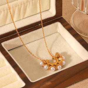 Ganku Collier de pendentifs en acier inoxydable en forme de U pour femmes serti de perles d'eau douce Vente en gros Chaîne à maillons pour cadeaux - Product Image 3