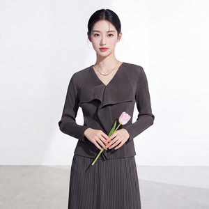 Blusa Elegante con Cuello en V y Volantes para Mujer, Lista para Enviar, Estilo Ejecutivo y Discreto, Ideal para Eventos Formales, Galas y Viajes de Lujo - Product Image 4