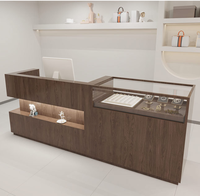 Bureau d'accueil moderne en bois avec vitrine en verre LED pour boutique de vêtements, salon de beauté