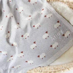 Coperta in maglia ricamata con pecora verde per tema fattoria neutro o regalo per neonato/a - Product Image 5