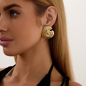 ต่างหูโลหะทรงเกลียวแบบวินเทจ พื้นผิวไม่เรียบ สำหรับผู้หญิง สไตล์คลาสสิก เหมาะสำหรับใส่ทุกวัน เครื่องประดับแฟชั่น - Product Image 2