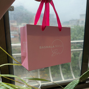 Piccolo lusso rosa patinato carta Kraft Tote nastro manico personalizzato commercio all'ingrosso regalo borsa di laminazione stampa di movimentazione - Product Image 2