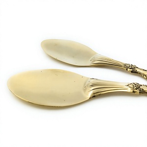 Cuchara Dorada de Metal para Servir Ensaladas con Diseño de Mango Ornamentado para una Cena Elegante - Product Image 2