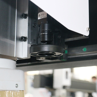 Cutter industriel CNC à couteau oscillant avec système d'alimentation automatique pour la découpe de panneaux KT, de mousse, de papier peint et de planches de surf