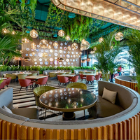 Ensemble table et chaises de restaurant en tissu velours moderne pour hôtel 5 étoiles de luxe Foshan, design d'intérieur pour café commercial