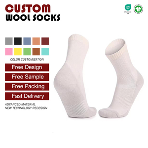 Chaussettes de randonnée professionnelles de plein air pour hommes et femmes Chaussettes d'<span class=keywords><strong>hiver</strong></span> chaudes et épaisses antibactériennes mi-mollet en laine mérinos pour la neige - Product Image 1