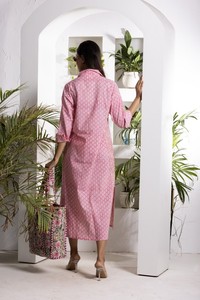 Vestido Camisero Rosa con Estampado Buti de Manga Tres Cuartos para Mujer con Abertura Lateral y Botones en la Parte Delantera para un Estilo Casual y Uso Diario - Product Image 2