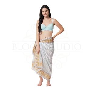 Pareo de algodón con estampado a mano en verde Chateau y bronce de silicona para mujer, ligero para el verano - Product Image 3