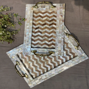 Bandeja de madera LORD con diseño de espiga, incrustaciones de nácar y asas de latón, bandeja decorativa para servir, Uttar Pradesh, para exhibir en la mesa del hogar - Product Image 3