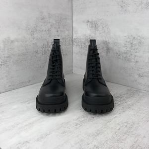 Bottines courtes en cuir véritable pour femmes de haute qualité - bottes de chevalier. Design à lacets zippés tendance avec plateforme haute. - Product Image 4