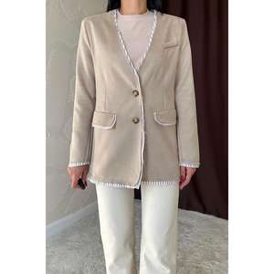 Chaqueta de Mujer de Gamuza Vacuna Beige con Forro a Rayas y Mangas Largas - Product Image 2