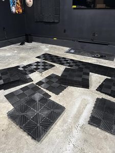 Baldosas de Plástico de Alta Calidad para Piso de Garaje con Sistema de Bloqueo Resistente para una Gran Capacidad de Carga - Product Image 4