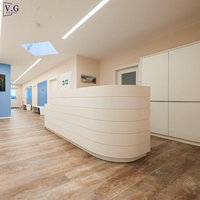 Comptoir de réception moderne et unique sur mesure, blanc, avec éclairage LED et design lumineux bleu, pour clinique dentaire, hôtel et salle de sport