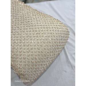 Tissu de soie luxueux et chatoyant, texture douce et riche, idéal pour les robes de mariée, les saris, les lehengas et la mode de créateurs - Product Image 1