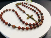 Tasbih Katolik Religius dari Batu Jasper Merah Berbintik dengan Medali Ajaib Perunggu dan Salib