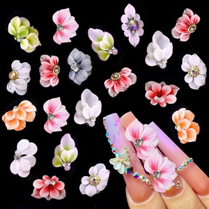 Decorazioni per Unghie Kawaii Fatte a Mano con Fiori 3D in Acrilico, Strass e Fiori 3D in Resina Personalizzati - Product Image 4