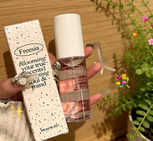 PEACH JO+ Spray de Fragancia Minimalista con Aroma a Fresia, Spray Desodorante, Eau de Toilette para Mujer - Product Image 5