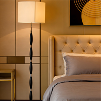 Lampadaire LED contemporain à segmentations, en métal noir brillant, avec abat-jour en tissu, intensité variable, couleur personnalisable