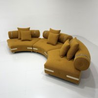 Canapé modulaire incurvé moderne de luxe discret, canapé lounge design en velours avec accents métalliques pour salon