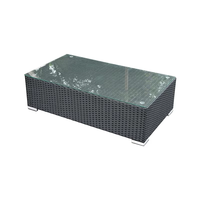Ensemble table et canapé en rotin tressé avec structure en aluminium de style moderne, finition thermolaquée, pour hôtels et cours.